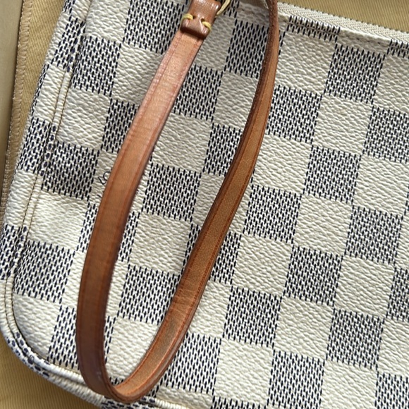 Louis Vuitton Pouchette - Picture 10 of 16